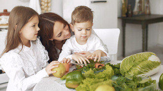 سبزیجات برای کودکان: چگونه فرزند خود را به خوردن سبزیجات ترغیب کنید؟